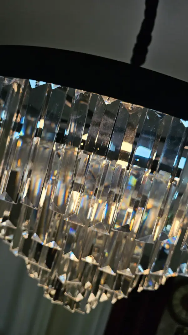 تصویر نزدیک از لوستر کاردی رویال