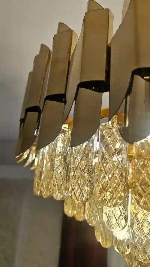 نمای نزدیک از لوستر کریستالی آرتا