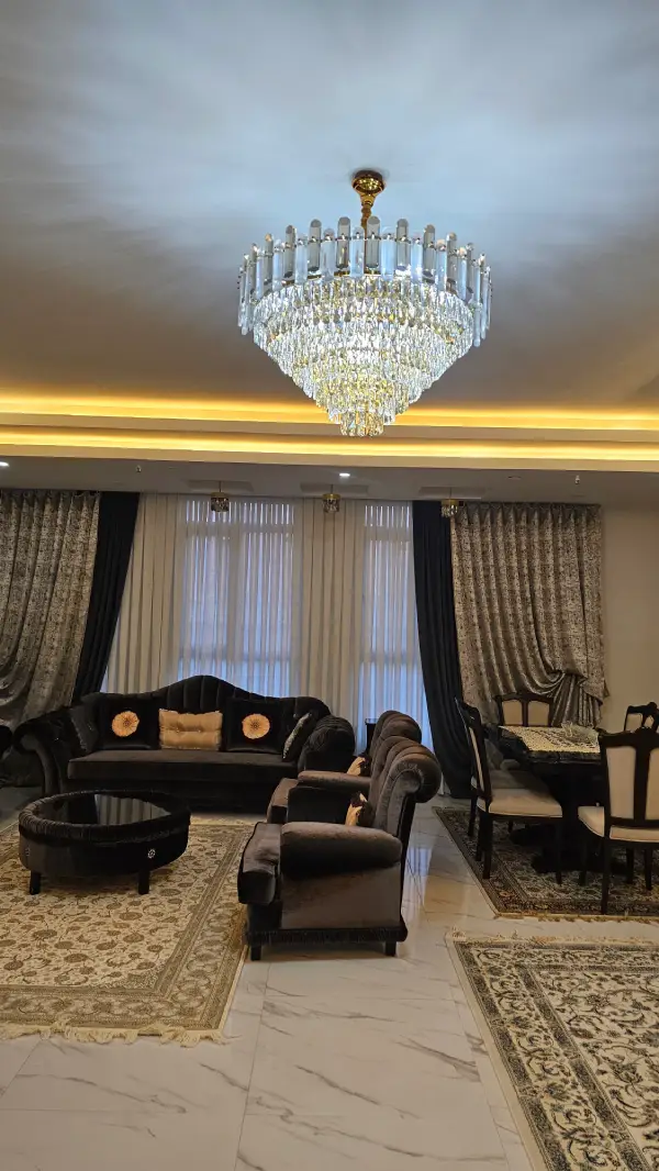 لوستر کریستالی نورا آگرین در فضای نشیمن لوکس با نوردهی قوی و کریستالهای گرید A