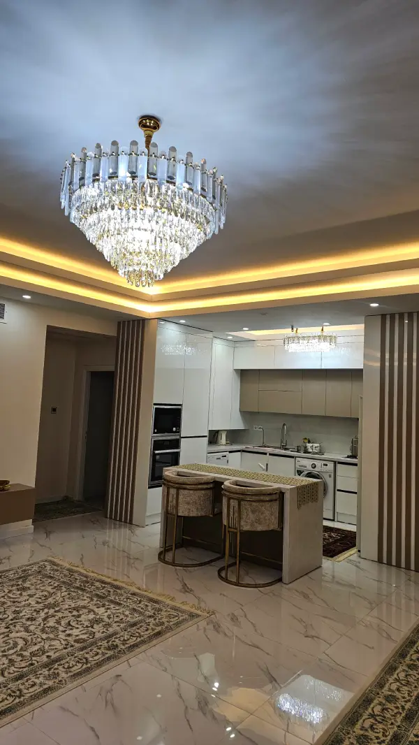 نمای کامل لوستر نورا در فضای نشیمن با نورپردازی سقفی