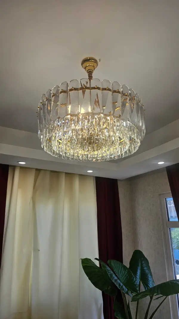 لوستر کریستالی رها مدل تخت با کریستال K9 و بدنه آبکاری طلایی در دکوراسیون کلاسیک و نئوکلاسیک