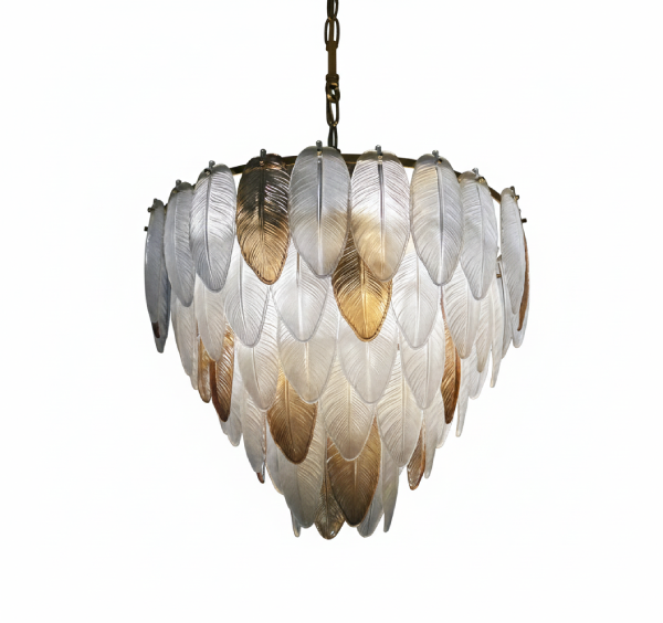 لوستر برگی مدل شاه‌پر با آویزهای طرح پر، بدنه طلایی و نوردهی گرم مناسب دکوراسیون کلاسیک